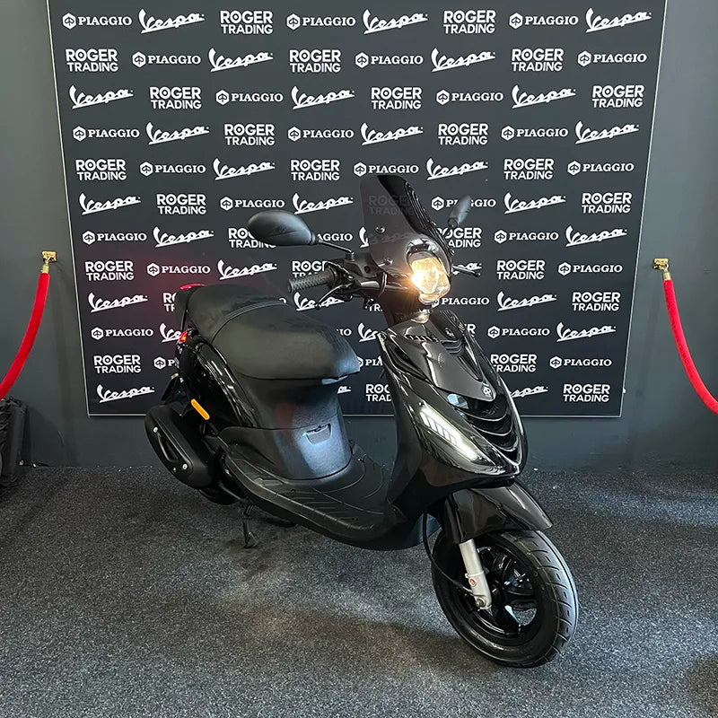 Piaggio Zip 50 - Brom - 2019 - 4T - Euro4 - Glans Zwart - 5.745km